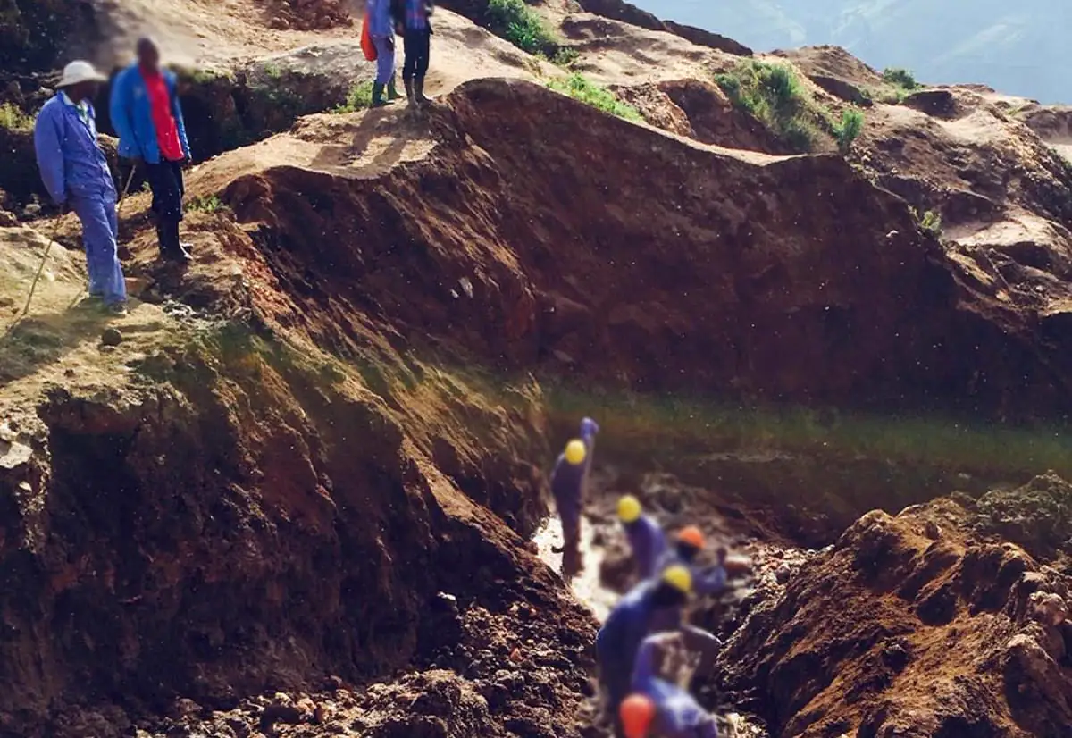 Mining cooperative workers on a field site in the DRC